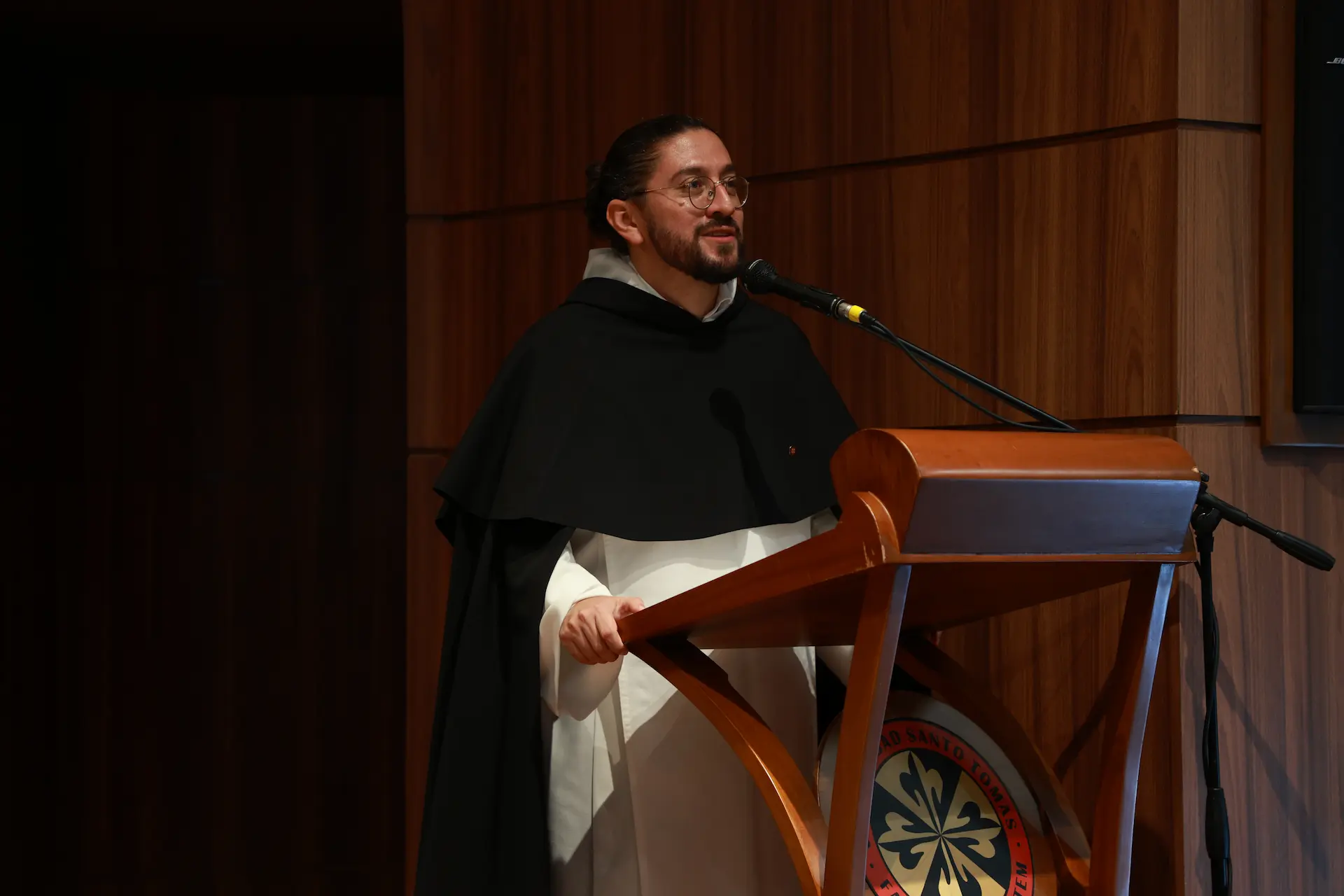 Fray Juan Francisco Correa Higuera, OP. lee su discurso de posesión en el auditorio mayor de la Seccional Villavicencio