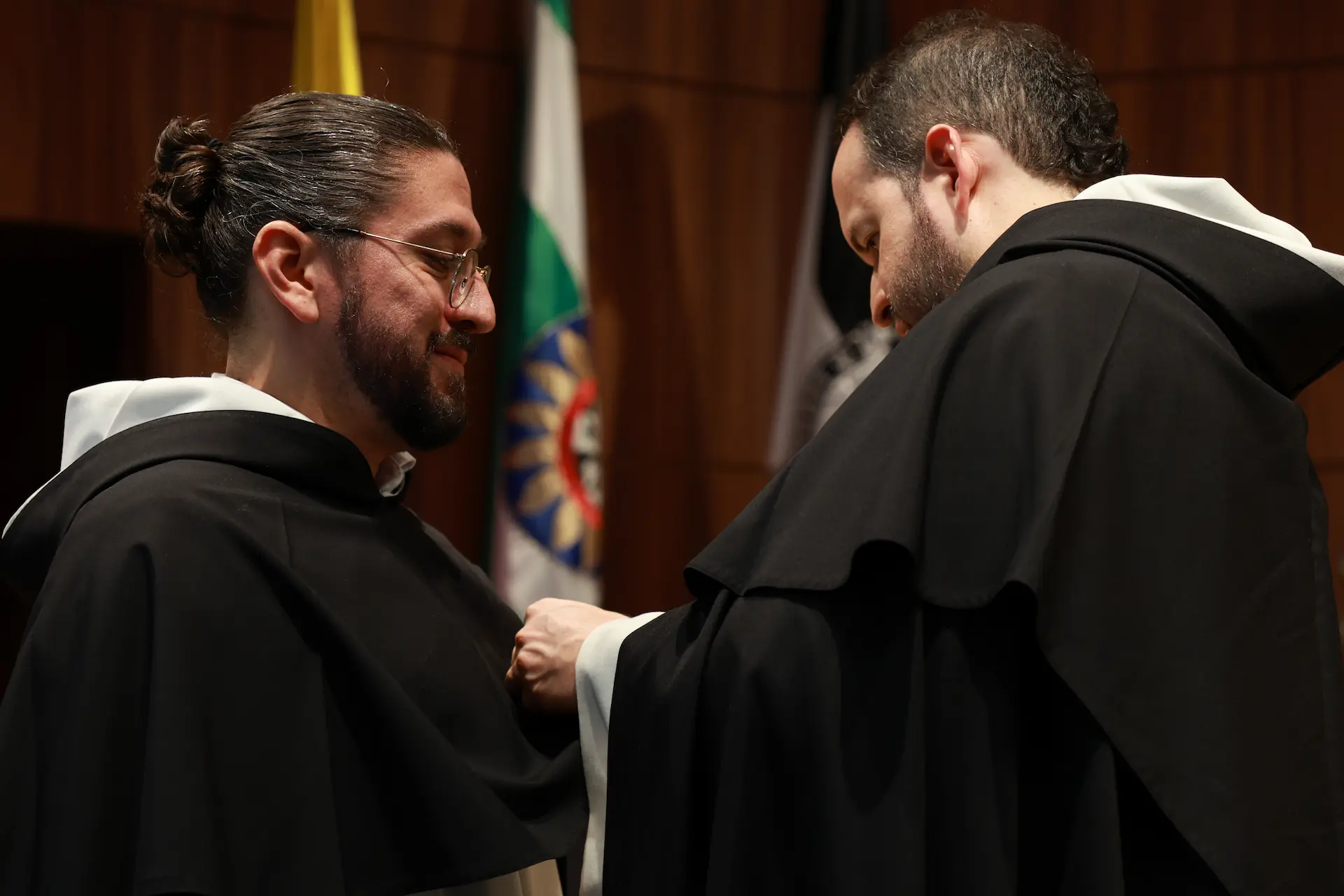 Fray Álvaro José Arango Restrepo, O.P. coloca el escudo de la universidad a Fray Juan Francisco Correa Higuera, OP. en la Seccional Villavicencio