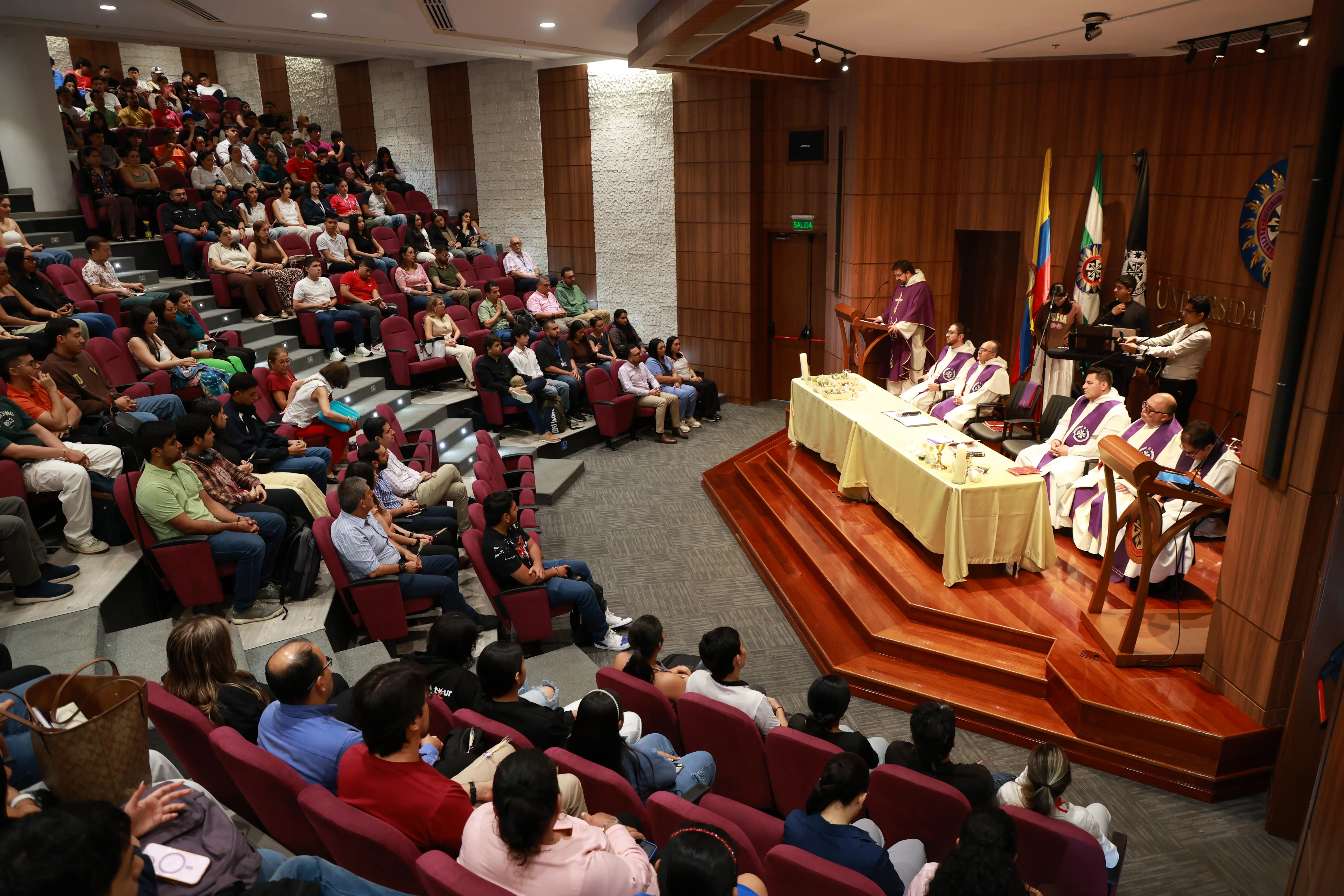 Fray Juan David Ospina Ospina O.P. junto con los altos directivos de la Universidad Santo Tomás